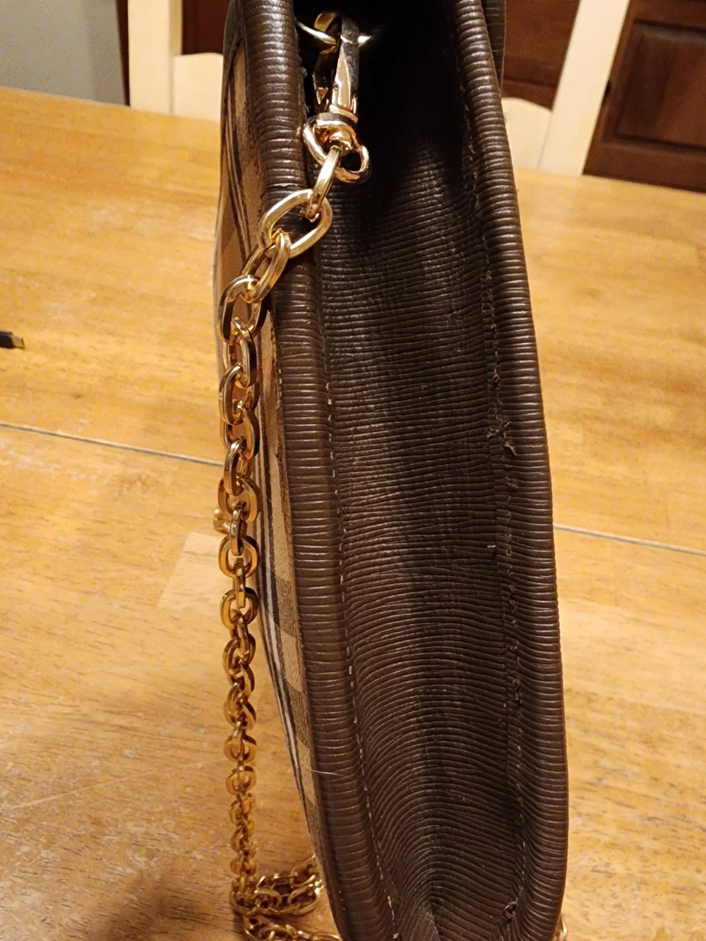vintage Burberry bag features the classic Nova check canvas pattern